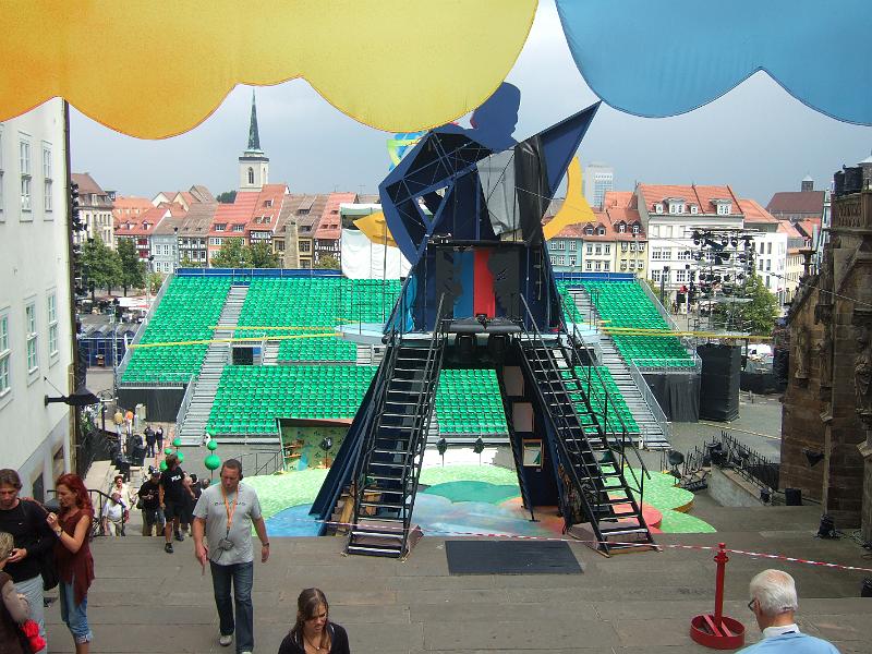 2009-08- (339).JPG - Tagsüber reges Treiben zwischen Dom und Tribüne